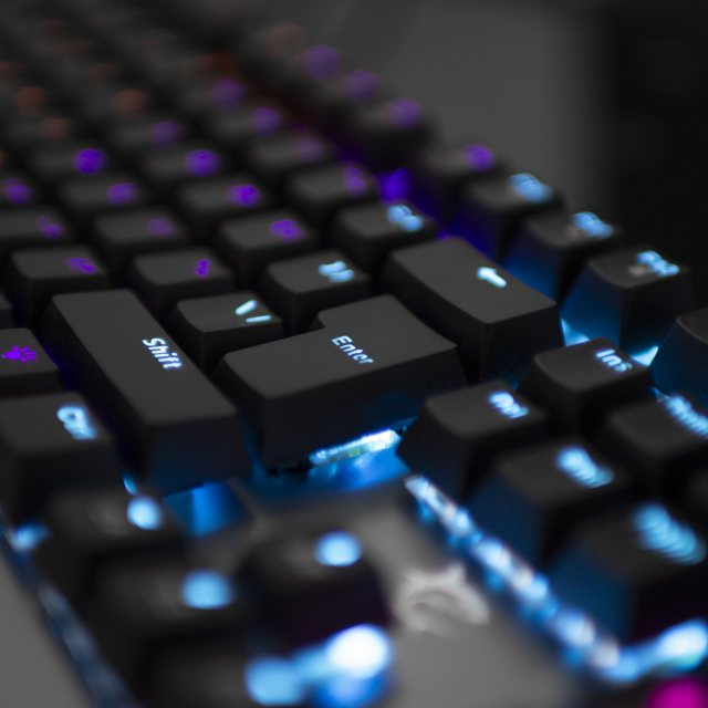 Tastiera Gaming Meccanica in Metallo RGB LED GK-1926 WHITE SHARK - immagine 5