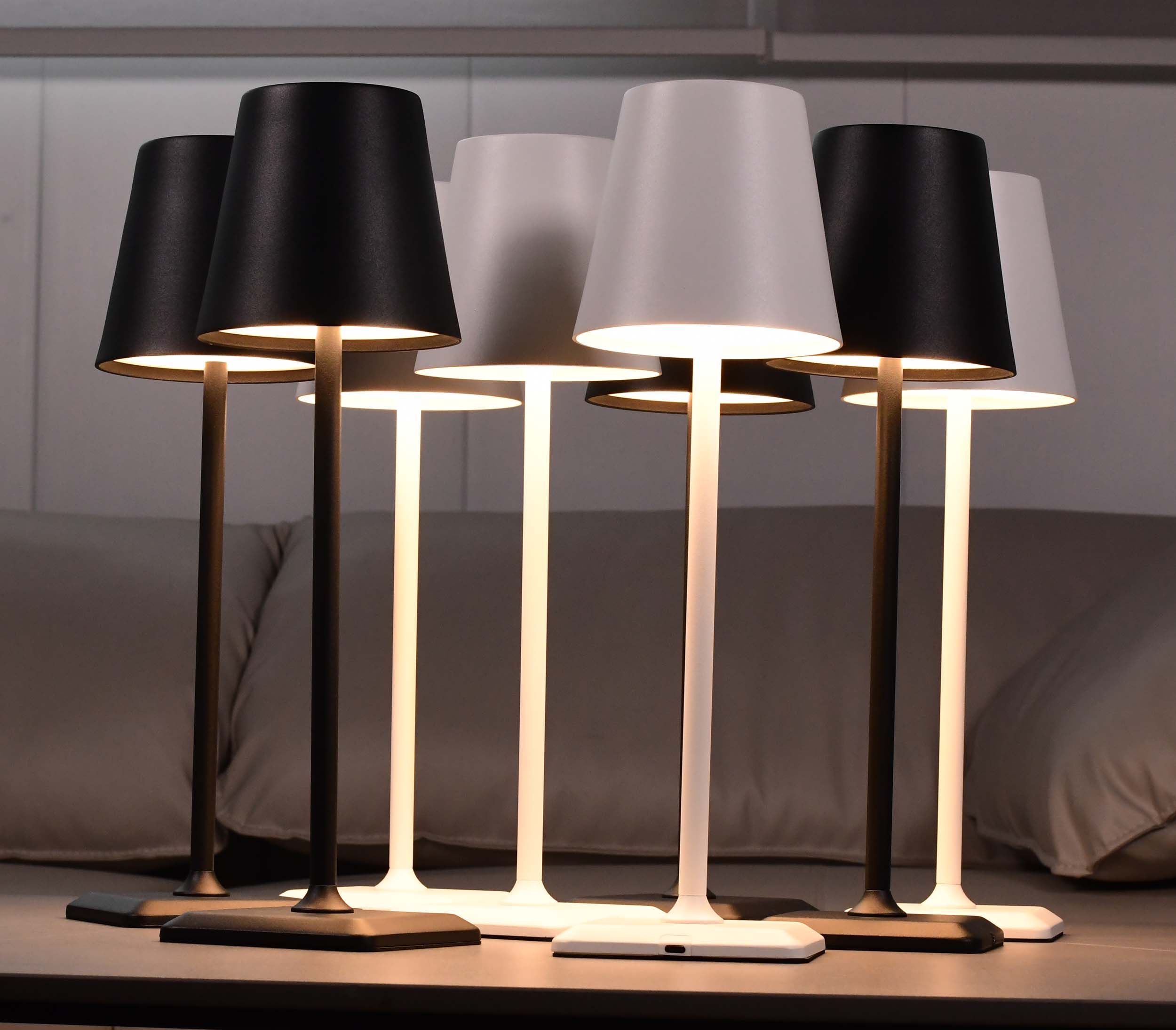 Lampada da Tavolo LED Senza Fili USB-C™ Dimmerabile in Metallo Nero TECHLY - immagine 9