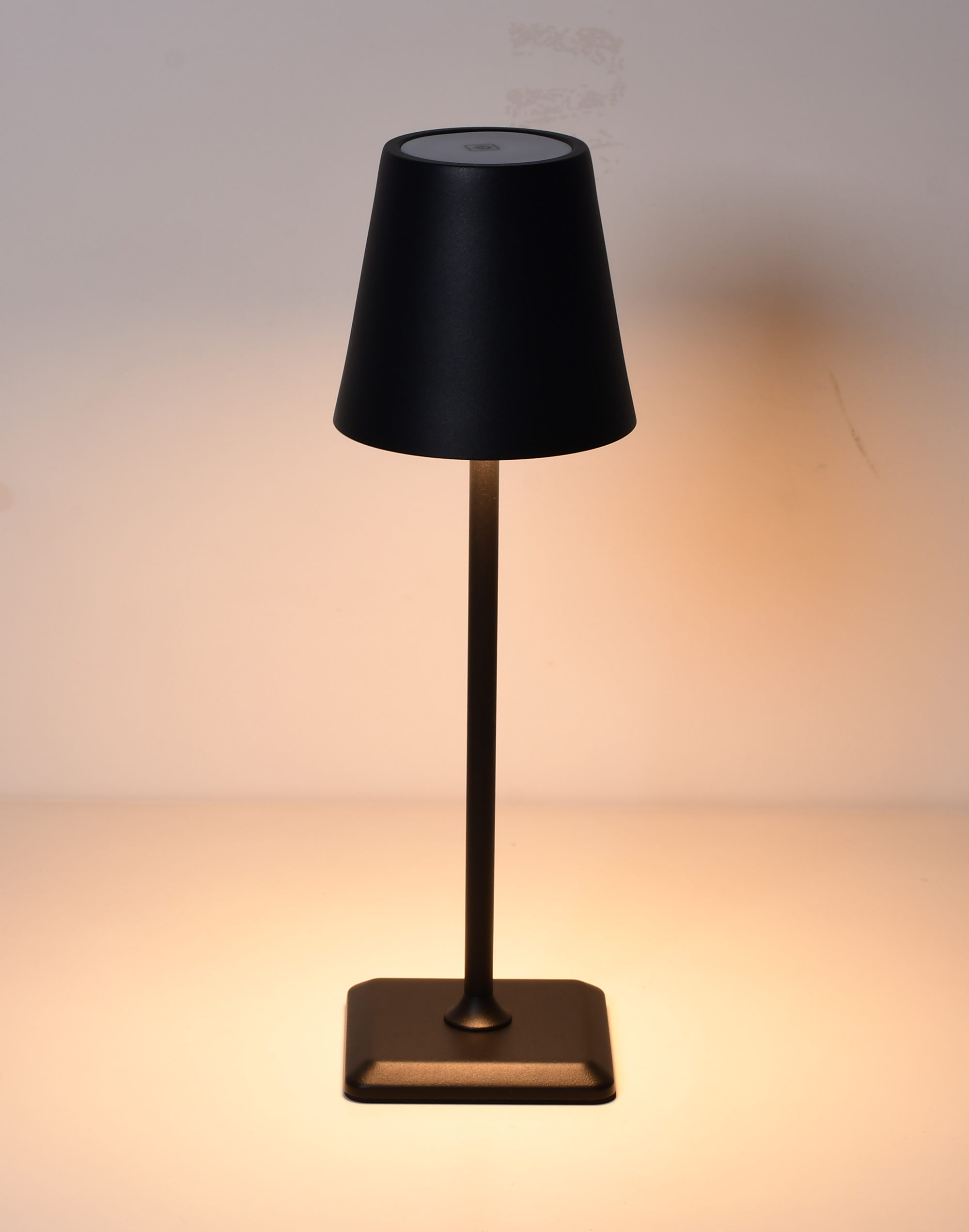 Lampada da Tavolo LED Senza Fili USB-C™ Dimmerabile in Metallo Nero TECHLY - immagine 2
