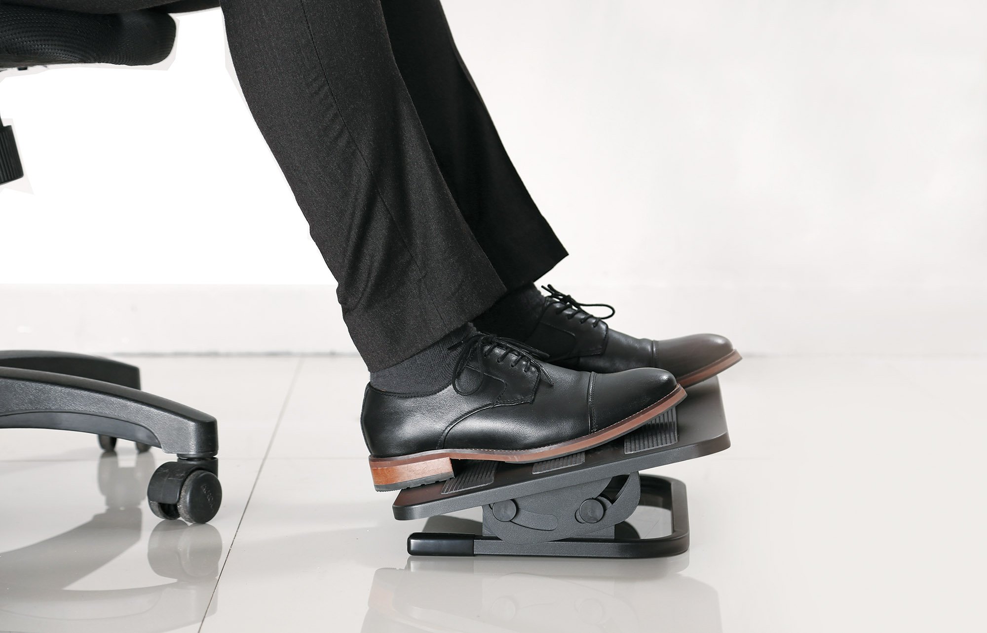 Poggiapiedi Regolabile ed Ergonomico per lo Smart Working MANHATTAN - immagine 3