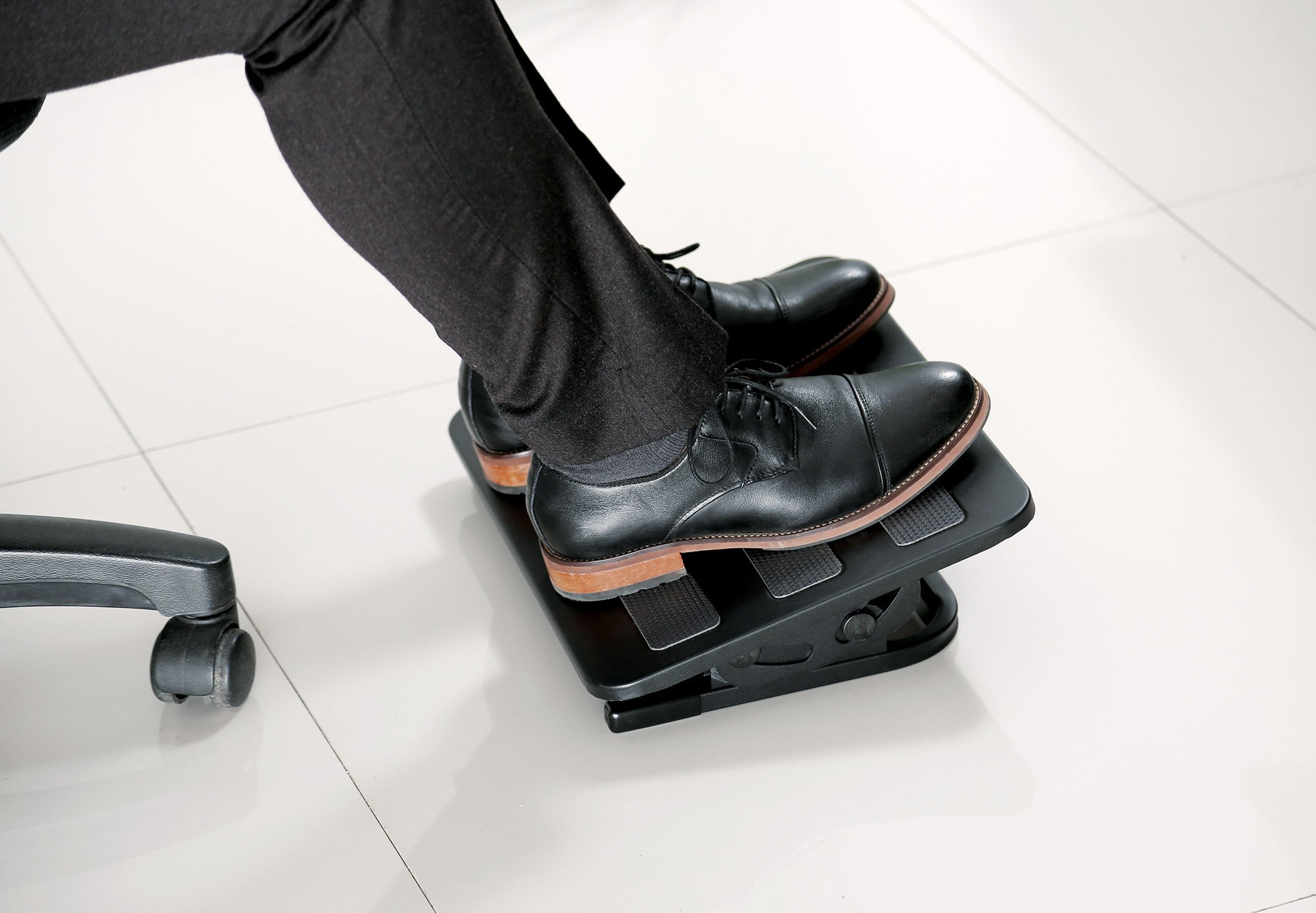 Poggiapiedi Regolabile ed Ergonomico per lo Smart Working MANHATTAN - immagine 4