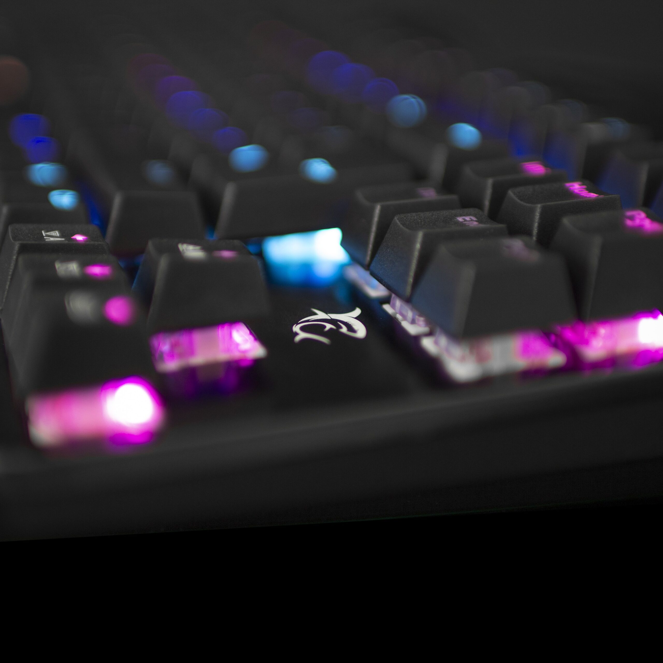 Tastiera Gaming Meccanica in Metallo RGB LED GK-1925 WHITE SHARK - immagine 6