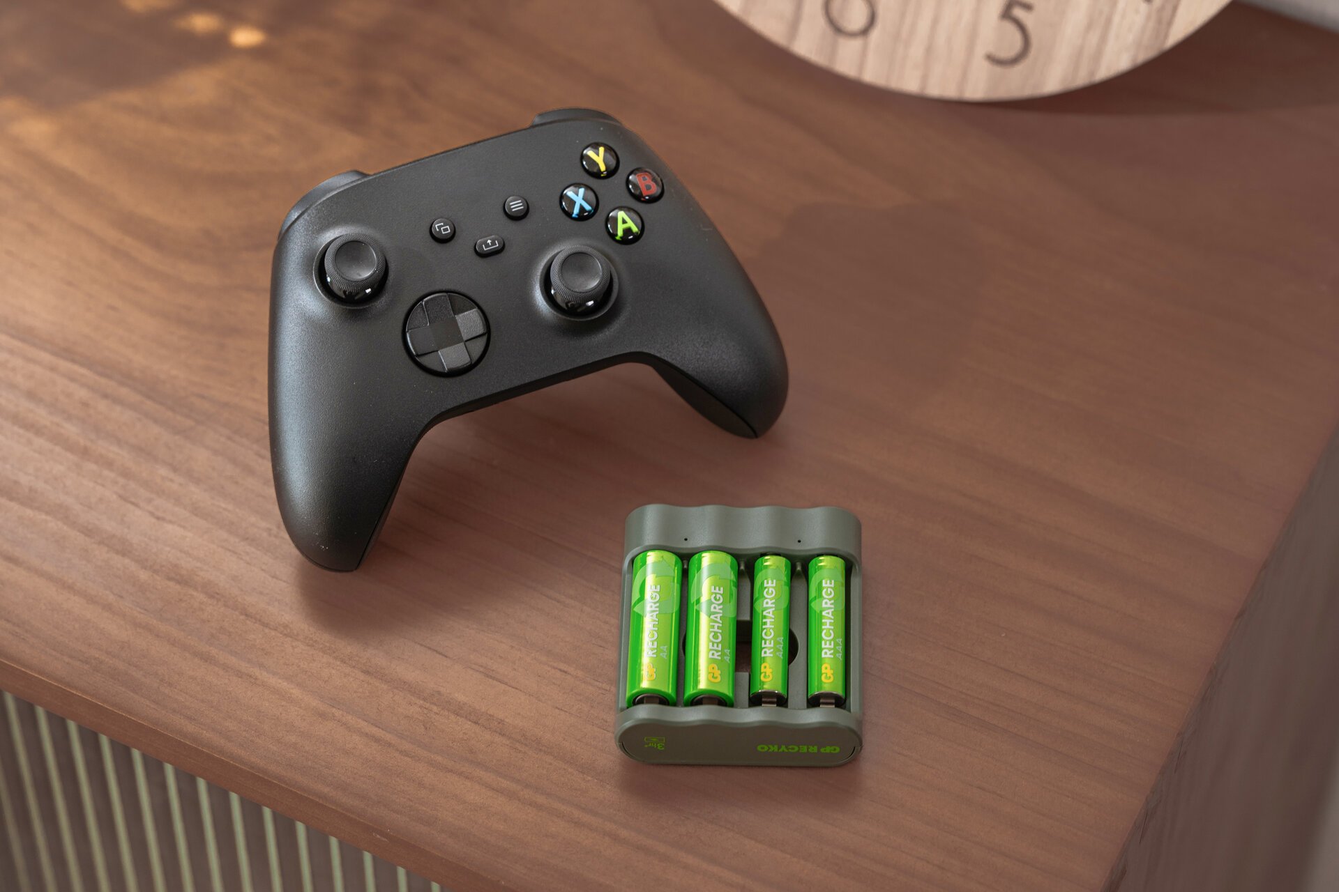 Caricabatterie per AA e AAA con 2 Batterie AA e 2 Batterie AAA Incluse GP BATTERIES - immagine 4