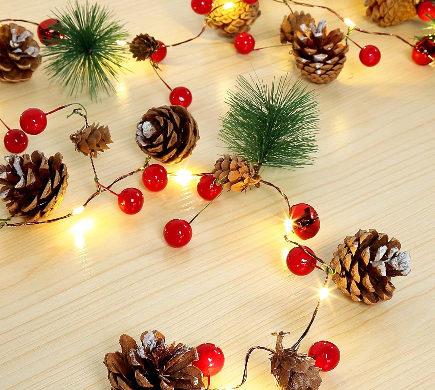 20 Luci LED in Filo d'argento Pigne e Bacche Rosse GOOBAY - immagine 7
